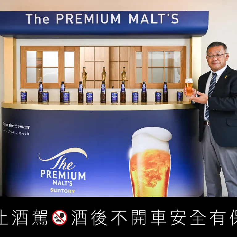 三得利集團唯一「啤酒大師」大野浩,長年研究生啤離開酒廠後的品質管理,從設備、杯具到注酒方式,都是他所謂「最後一哩」的一部分。(圖/三得利提供)