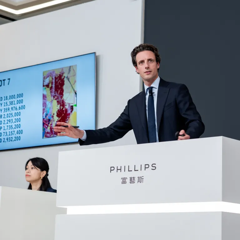 富藝斯拍賣官 Henry Highley 主持德國藝術家 Gerhard Richter(格哈德・里希特)作品《Abstraktes Bild (522-1)》的拍賣。當藝術作品進入市場,價格反映的不只是競價結果,也牽動收藏家與藝術機構如何判斷作品的價值。(圖/富藝斯提供)