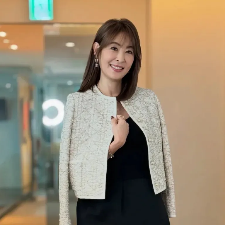 台北101董事長賈永婕的穿著,意外成為立法院備詢時的討論焦點。從一件白色外套引發的「純樸」爭議,也讓正式場合的服裝標準成為值得思考的問題。(圖/翻攝自賈永婕的跑跳人生臉書粉絲專頁)