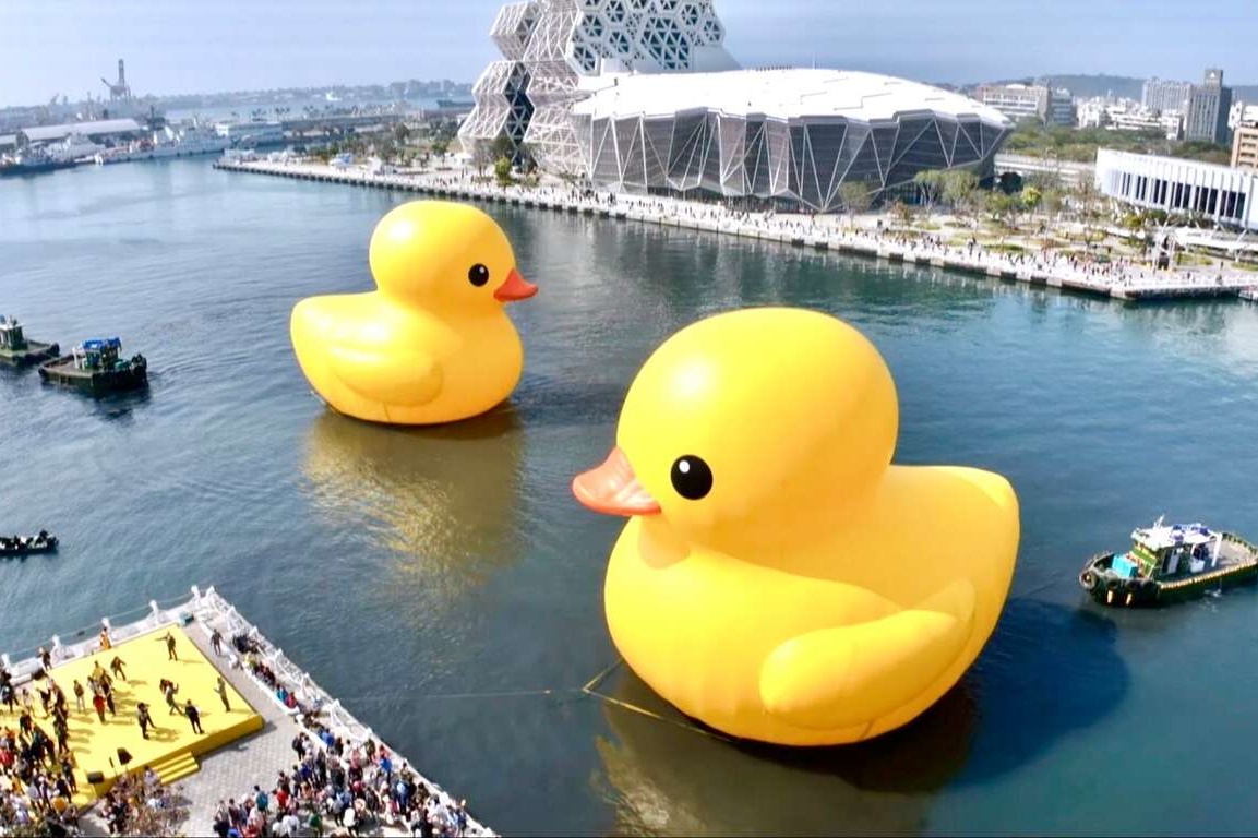 黃色小鴨5大最佳拍照點曝光！充氣完畢遭目睹疑似「跌倒」…高市府急喊「誤會」：那隻是屁屁鴨| 周育信| 風生活- 風傳媒