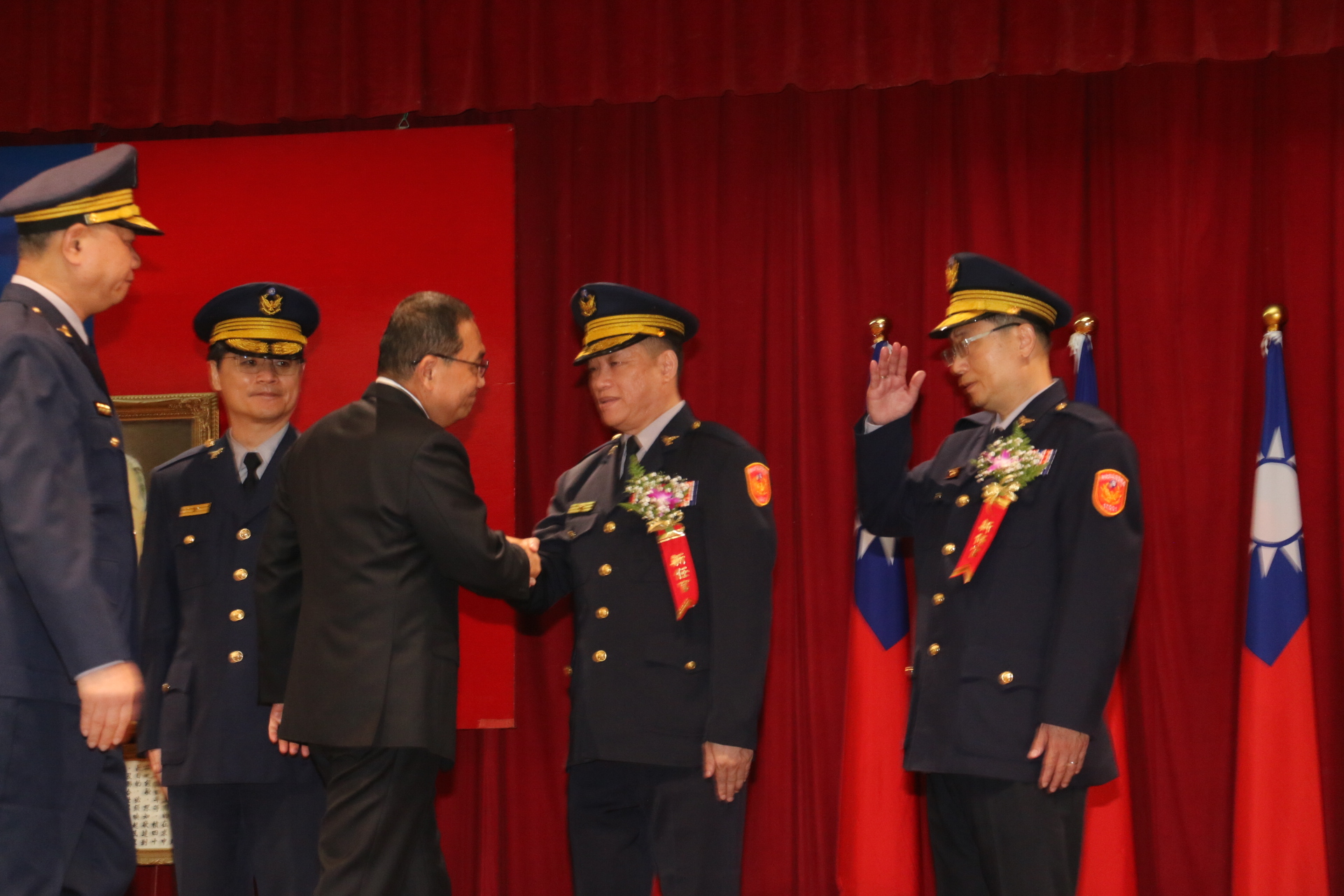 警察官採用試験、タトゥー・身長制限撤廃へ：多様性重視の新時代到来