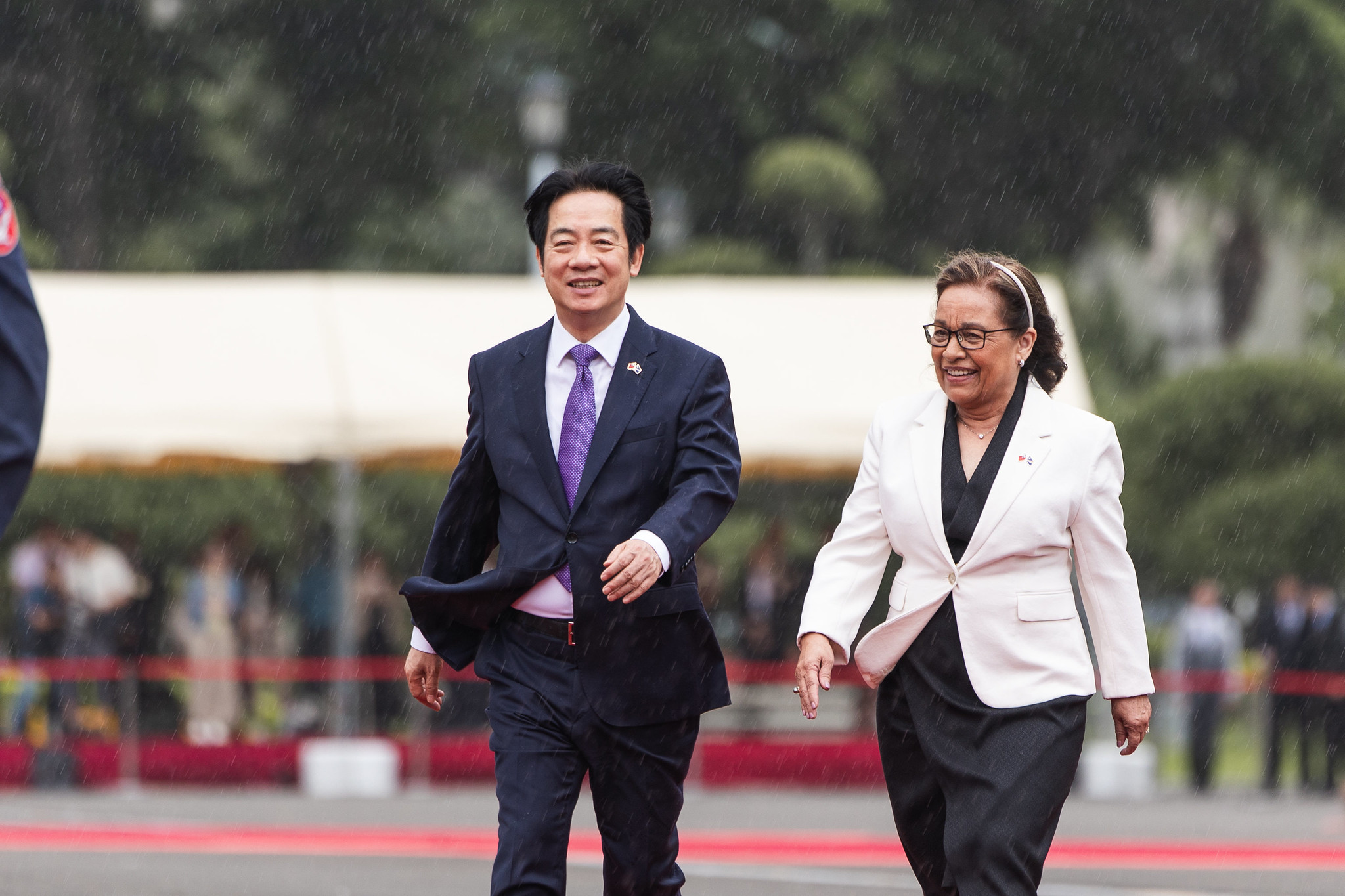 賴清德軍禮迎馬紹爾總統兩人冒雨同行林佳龍曝背後文化寓意| 鍾秉哲| 新聞- 風傳媒