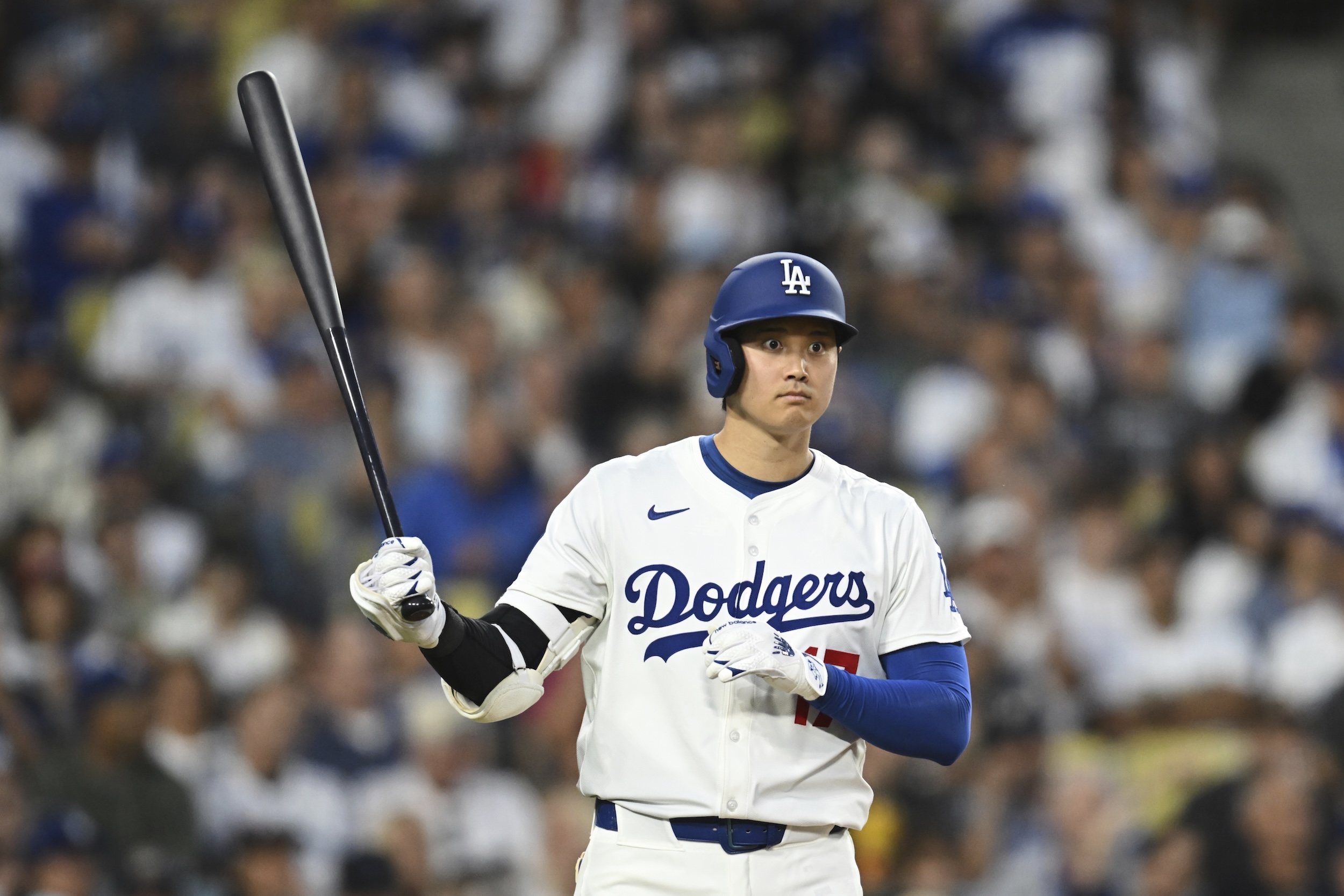 大谷翔平選手、ドジャース移籍後「初本塁打」記念バット 世界