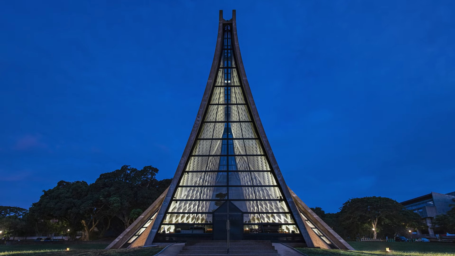 7大彰化精誠夜市美食！30元烤小卷、入味爆餡臭豆腐，CP值高老店集散地| 輕旅行| 風生活- 風傳媒