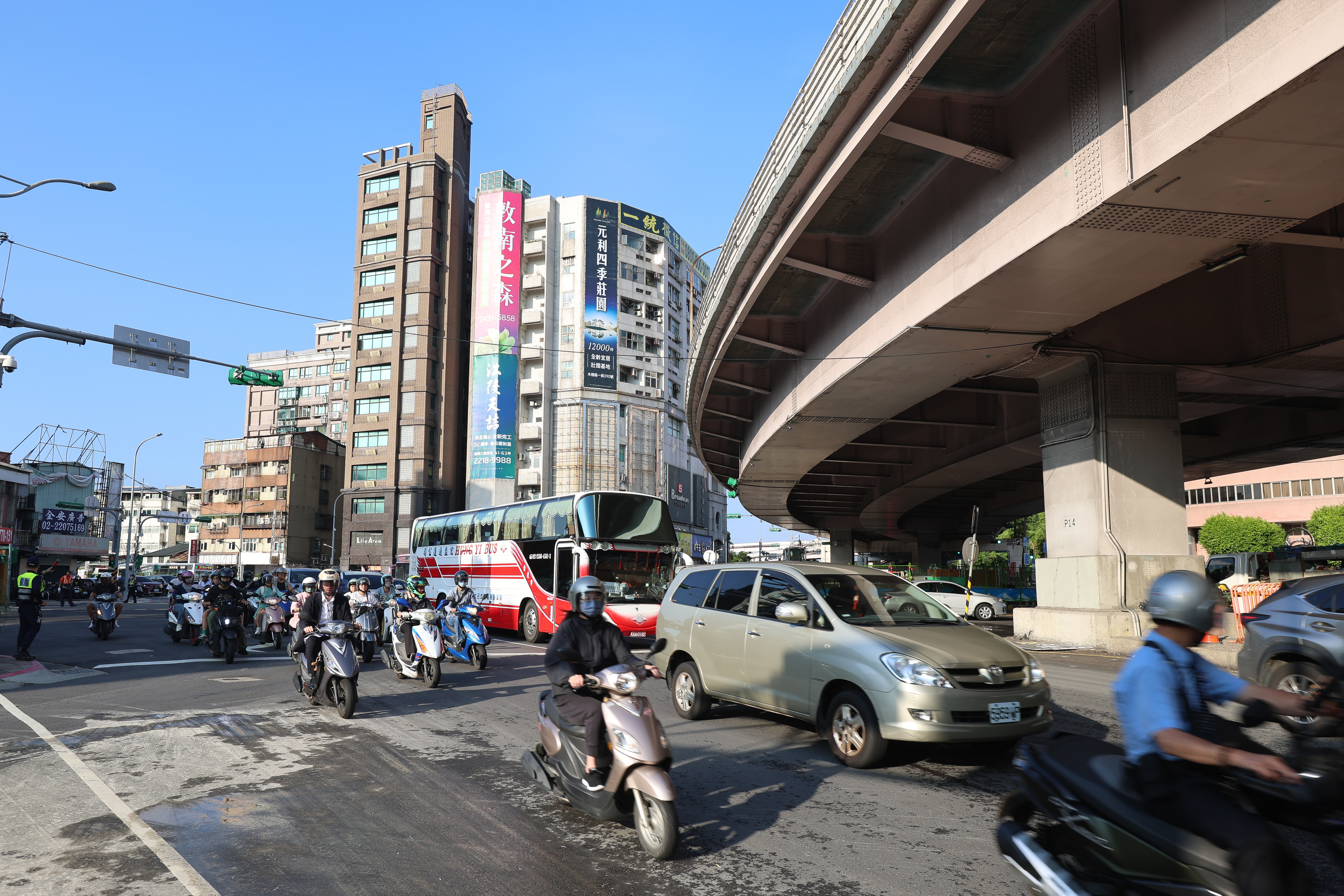 停車在路邊滑手機仍被罰！他慘收1000元罰單，警察曝少做1步驟直接開罰| 梁溶珈| 風生活- 風傳媒