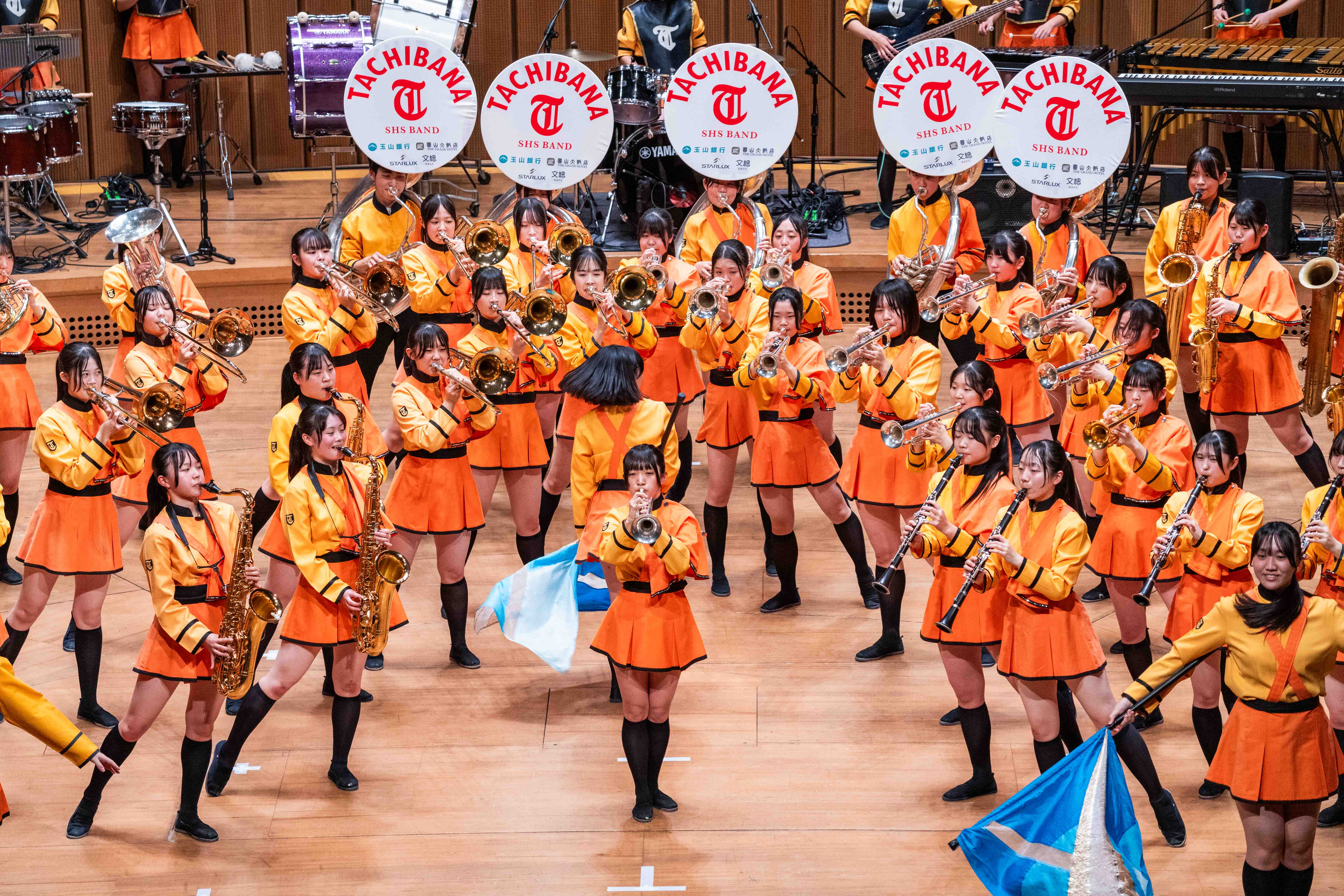 日本高校マーチングバンド「オレンジの悪魔」と「エメラルドナイツ