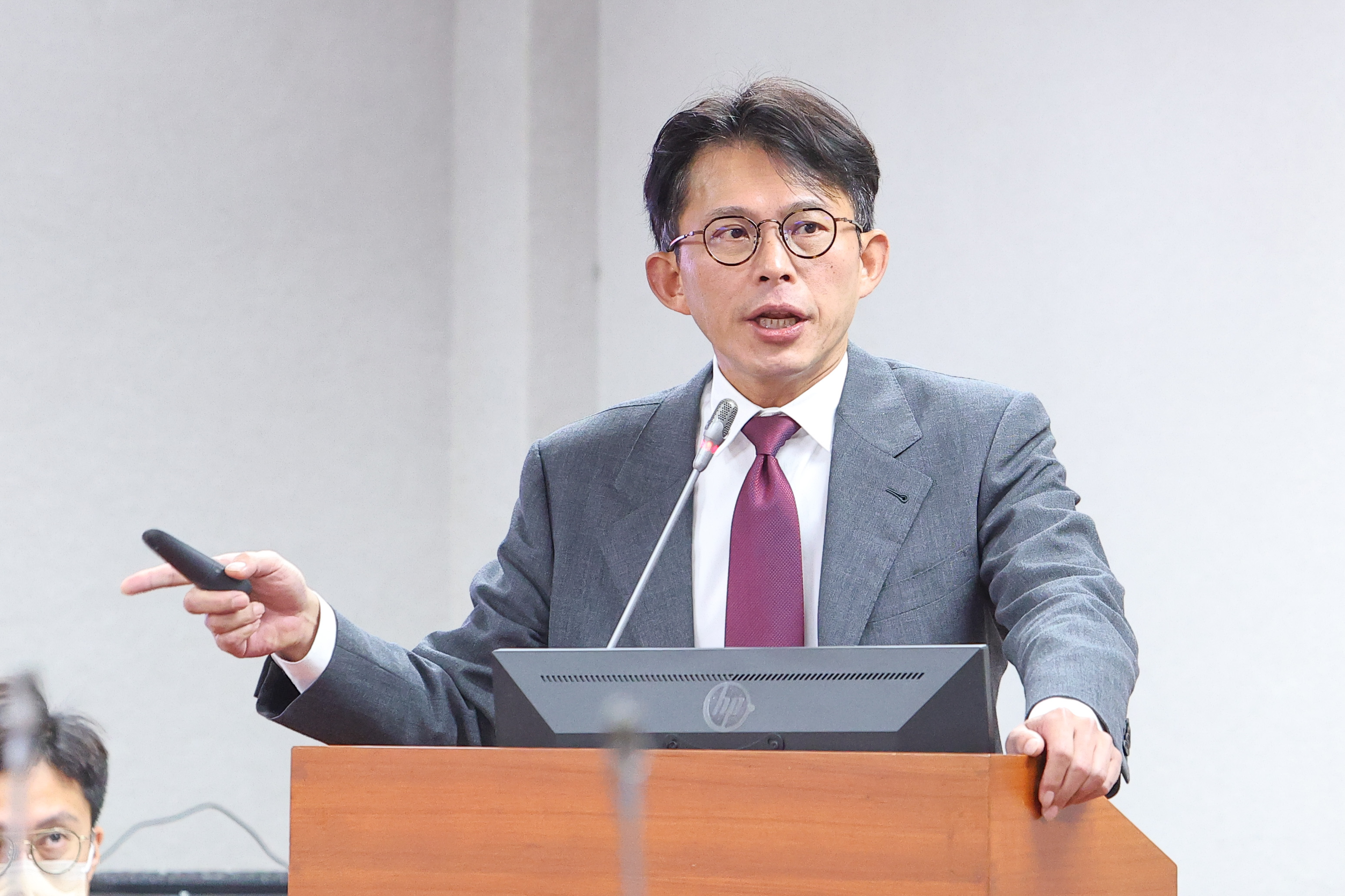 投資人嗨翻！00830暴力配息「1張9000元」 專家示警高息陷阱：要注意| 張庭維| 新聞- 風傳媒