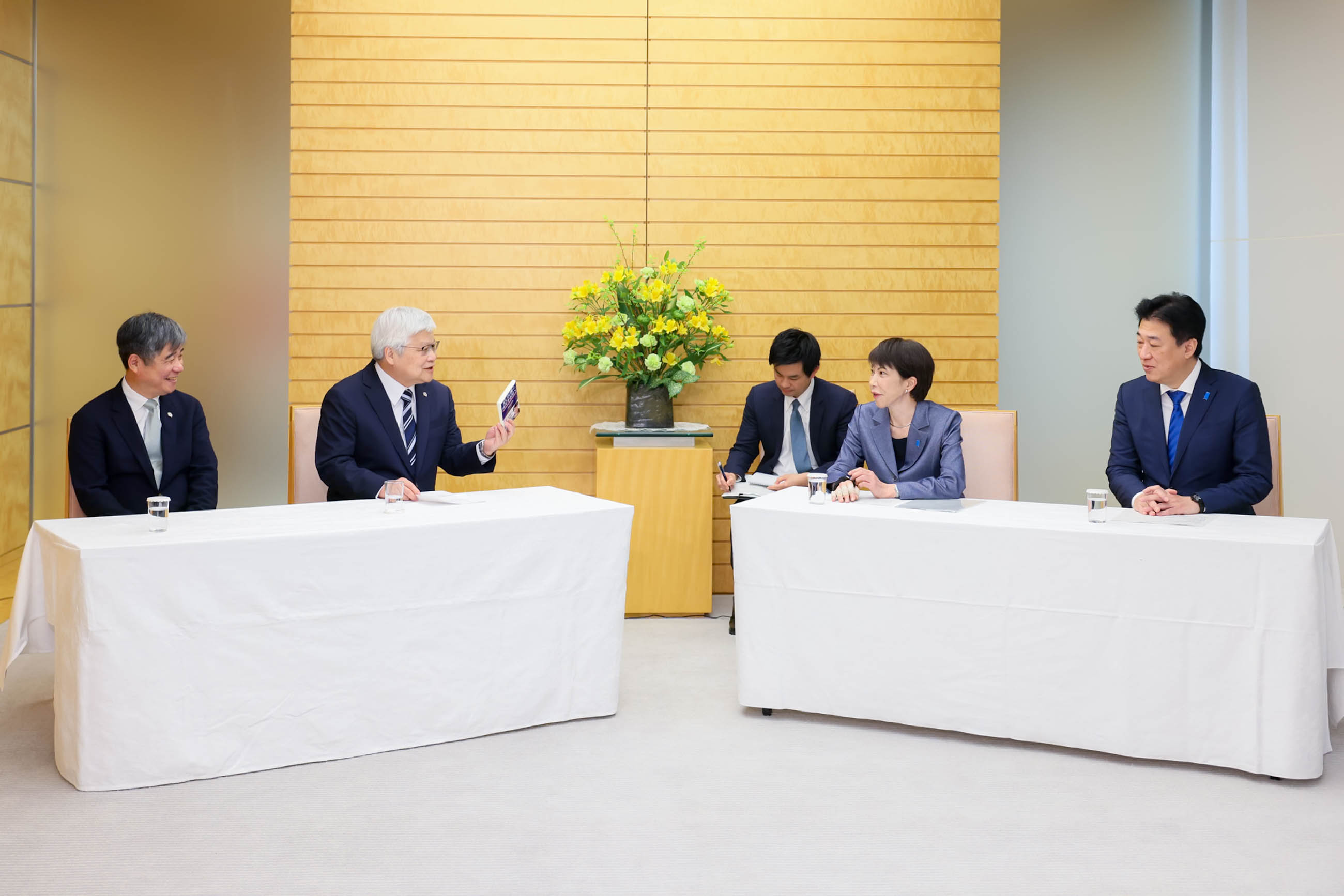 写真】TSMCトップが懐から取り出したのは…高市首相「驚き」の表情が