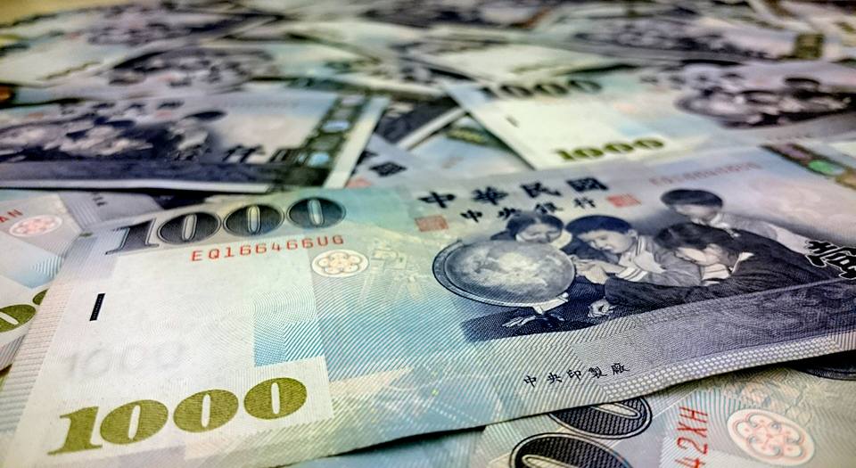 M0099【アジア・台湾】1972年100新台湾ドル　古銭　外貨　流通停止 台湾ドルが異例の急騰！取引開始15分で29元台突入、アジア最強