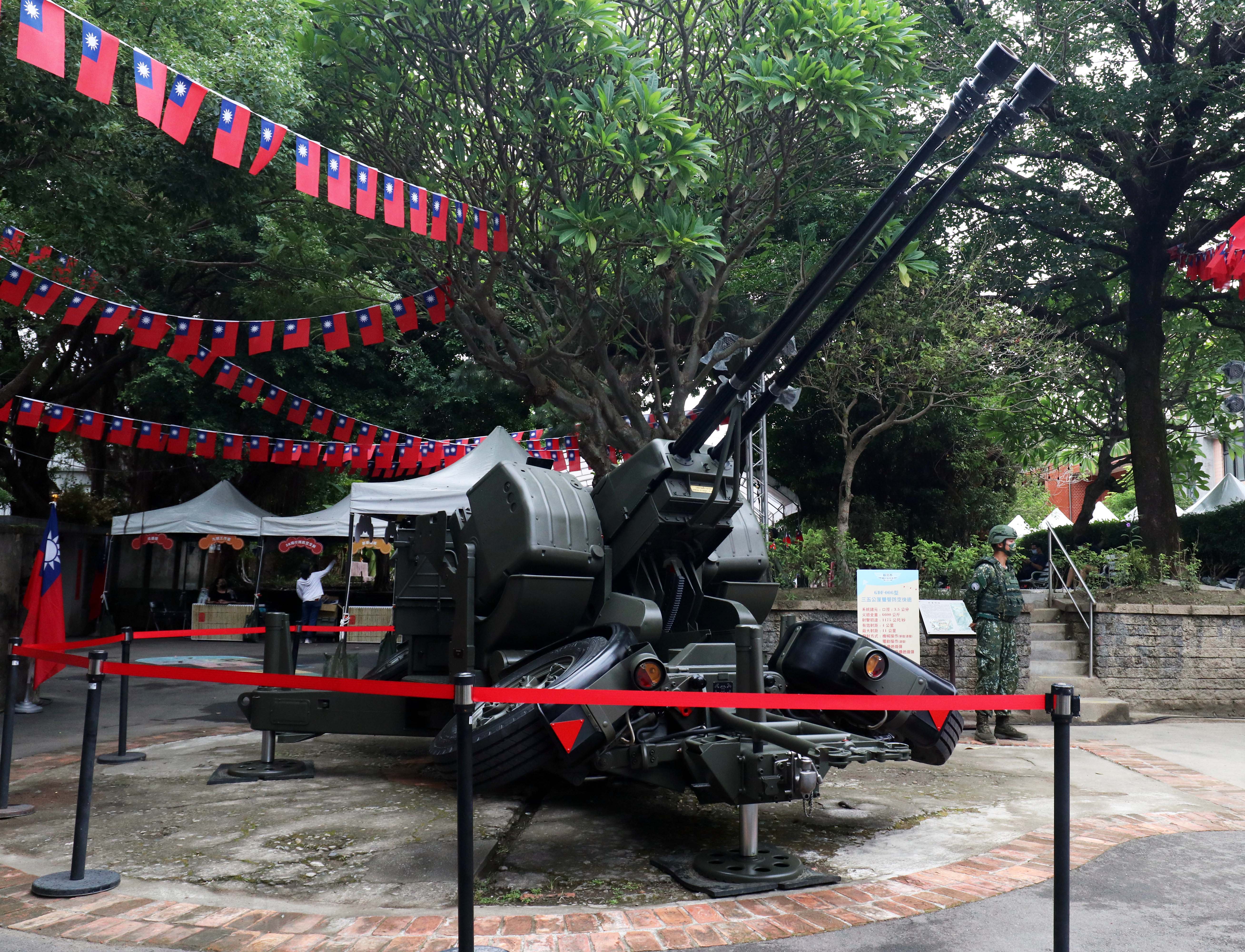 防空戰備不忘挺全民國防！「中低空反制利器」35快砲現蹤空軍三重一村