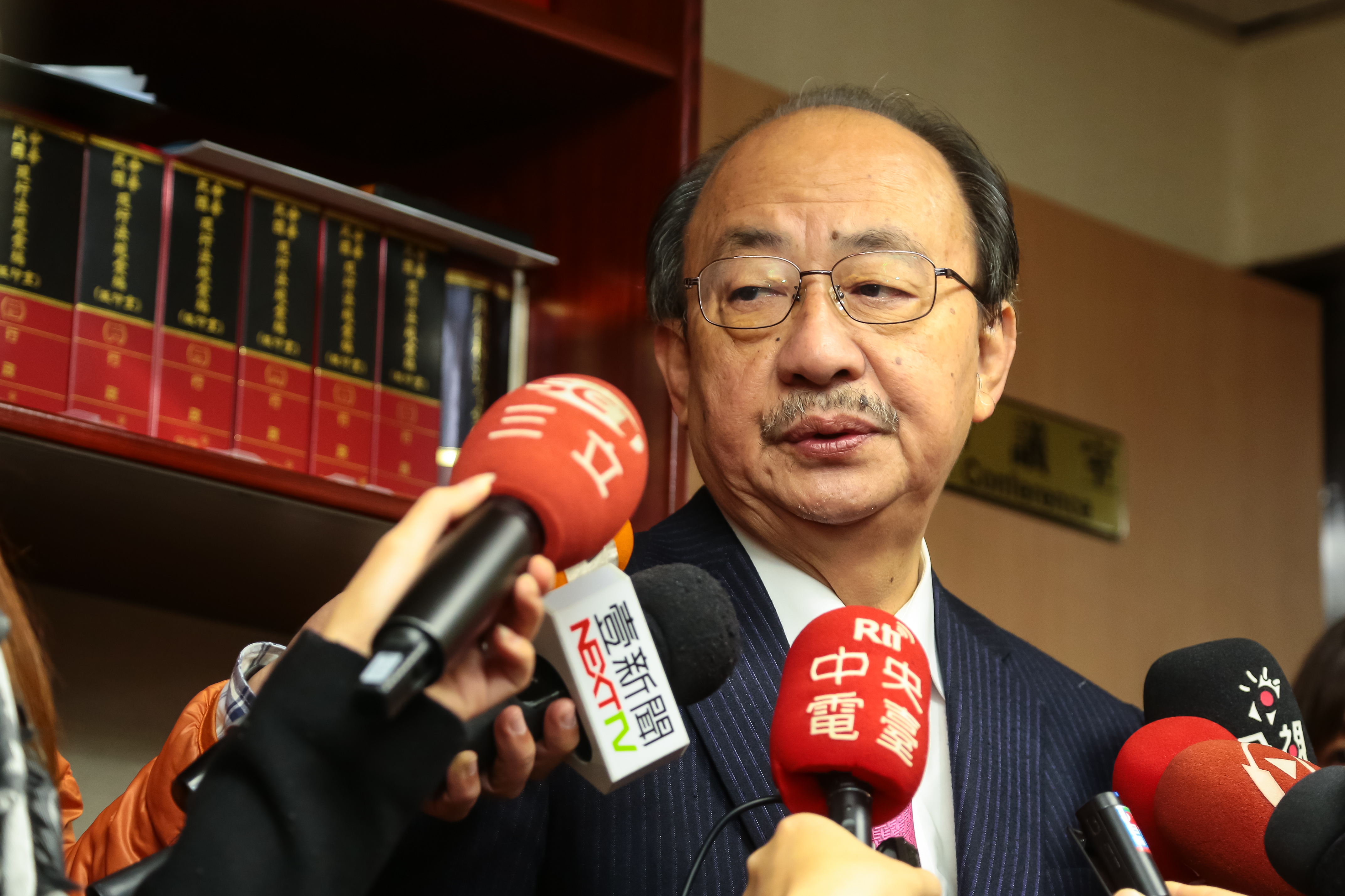 新台幣盤中升破33元近2個月首見| 中央社| 財經- 風傳媒